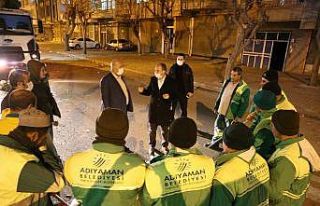 Belediye Başkanı Kılınç, temizlik işleri personeliyle...