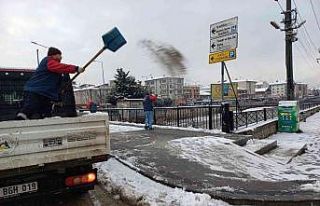 Belediye ekipleri kar yağışına karşı teyakkuza...