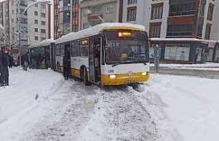 Belediye otobüsü yolda kalınca iş yolculara düştü