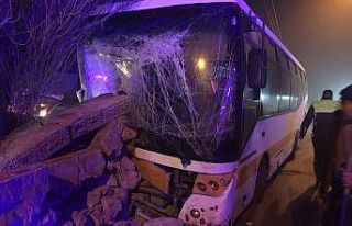 Belediyeye ait yolcu otobüsü istinat duvarına çarptı:...