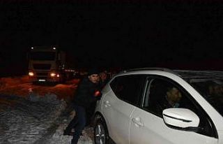 Besni Belediyesi karla mücadeleye devam ediyor