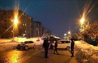 Besni’de otomobil ile hafif ticari araç çarpıştı:...