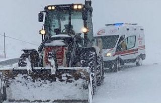 Besni’de şiddetli kar ve tipi bazı yolları kapattı