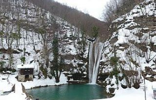 Beyaz gelinliği giyen Tatlıca Şelaleleri ziyaretçilerine...