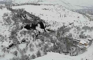 Beyaz gelinliğini giyen Girlevik Şelalesi ziyaretçilerine...