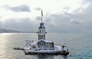 Beyaz gelinliğini giyen Kız Kulesi fotoğrafçı...