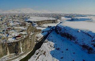 Beyaza bürünen Murat Kanyonu, manzarasıyla görenleri...