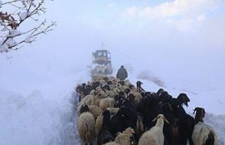Beydağı’nı aşan Battalgazi Belediyesi ekipleri,...