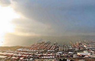 Beylikdüzü’nde beyaz örtü ile kaplanan çatılar...