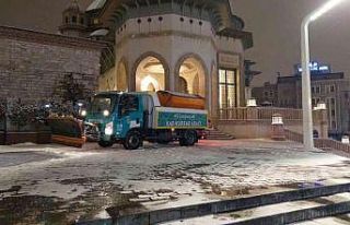 Beyoğlu’nda karla mücadele aralıksız devam ediyor