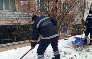 Bilecik’te kaldırımların kar ve buzu temizleniyor