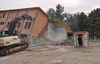 Bina yıkılırken tehlikeye aldırış etmeden para...