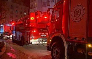 Binanın giriş katında çıkan yangın korkuttu