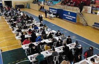 Binden fazla sporcunun katıldığı satranç turnuvası...
