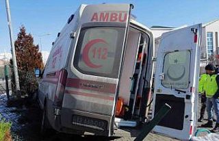 Bingöl’de ambulans ve otomobil çarpıştı: 5...