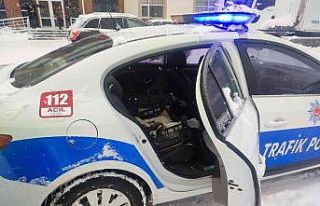 Bingöl’de donmak üzere olan köpeklere polisler...