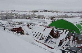 Bingöl’de kar kütlesine dayanamayan çatı çöktü