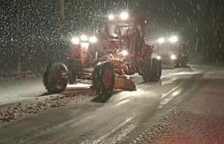 Bingöl’de karayolları ekipleri gece gündüz demeden...