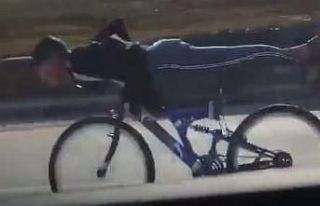Bisikletli gençlerin otoyoldaki tehlikeli yolculuğu...