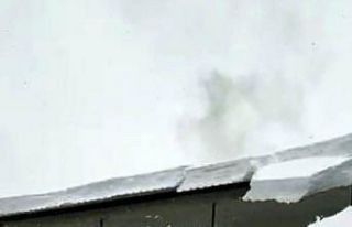 Bitlis’te çatıdan düşen kar kütleleri korkuttu