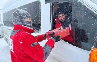 Bitlis’te yolda kalanlara Kızılay tarafından...