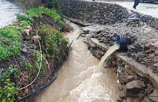 Bodrum’da ev ve iş yerlerini su bastı, deniz çamura...