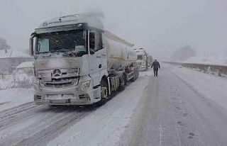 Bolu Dağı İstanbul yönüne ağır tonajlı araçların...