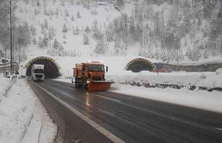 Bolu Dağı’nda hafif kar yağışı devam ediyor