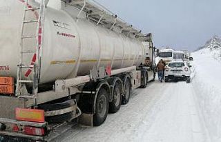 Bolu’da arıza yapan ağır tonajlı araçlar ulaşımı...