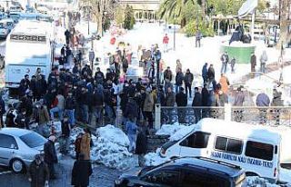 Boşanma aşamasındaki eşini bıçakla yaraladı