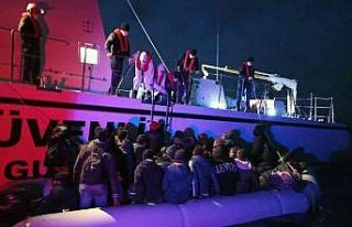 Botları arızalanan göçmenleri Sahil Güvenlik...