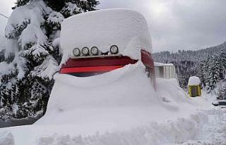 Bu ilçede kar yağışı hayatı felç etti: Tırlar...