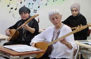 Bu kursta 7’den 70’e herkes bağlama öğreniyor