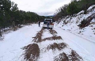 Burhaniye’de kırsal yollar tuzlanıyor