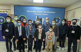 Bursa Büyükşehir Belediyesporlu satranççılardan...