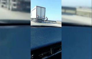 Bursa’da bisikletlinin tehlikeli yolculuğu kameralara...