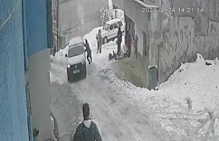 Bursa’da buzlanan yolda kayan araç ev ile yol arasındaki...