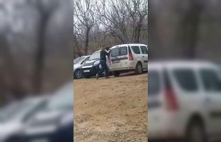 Bursa’da elindeki kürek ile otoparktaki araçların...