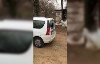 Bursa’da elindeki kürekle otoparktaki araçlara...