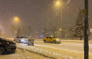 Bursa’da yoğun kar yağışı nedeniyle araçlar...