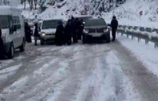 Bursa’da yolda kalan araçlara vatandaşlar yardım...