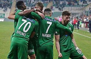 Bursaspor sahasında Büyükşehir Belediye Erzurumspor’u...