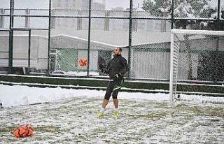 Bursaspor yoğun kar yağışı altında Eyüpspor...