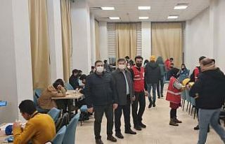 Bütünlemeye hazırlanan öğrencilere kumanya dağıttılar