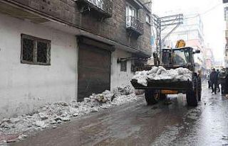 Büyükşehir’den ara sokaklarda kar temizliği