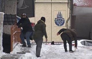 Buz pistine dönen sokakta vatandaşlar güçlükle...