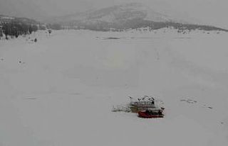 Buz tutan Altınapa Baraj Gölü karla kaplandı