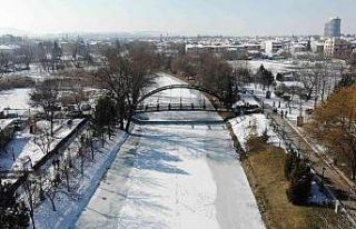 Buz tutan Porsuk Çayı 2 haftadır çözülmedi
