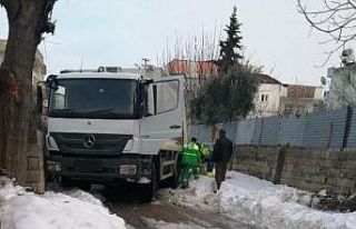Buzda kayan çöp kamyonu devrilme tehlikesiyle karşı...