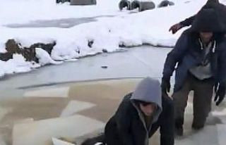 Buzda oyun oynayan çocuklar suya düştü